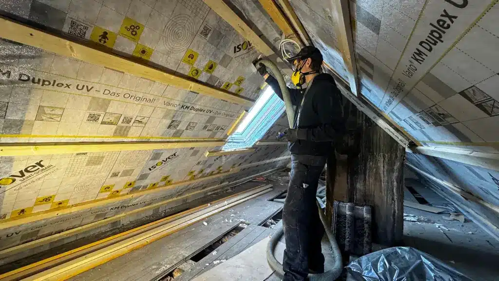 Einblasdaemmung der Dachschrägen