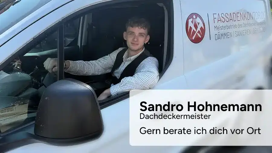 Sandro Hohnemann im Fassadenkontor® Auto auf dem Weg zum nächsten Dämmcheck Sandro Hohnemann im Fassadenkontor® Auto auf dem Weg zum nächsten Dämmcheck