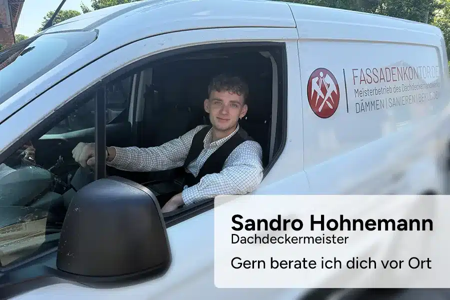 Sandro Hohnemann im Fassadenkontor® Auto auf dem Weg zum nächsten Dämmcheck Sandro Hohnemann im Fassadenkontor® Auto auf dem Weg zum nächsten Dämmcheck